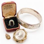 A group of jewellery, to include a hammered silver bangle (AF), a memorial gilt metal framed brooch,