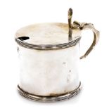A George V silver mustard pot, with reeded borders and plain thumb piece with blue glass liner, Shef