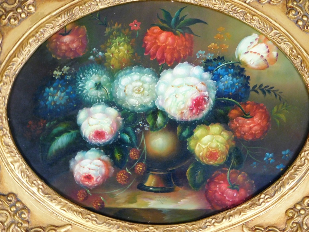 Two floral still lifes, each in elaborate gilt painted framing, in modern finish, one oil on board, - Bild 3 aus 3