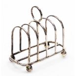A George V silver five bar toast rack, with ring handle on orb feet, London 1913, 12cm high, 3.7oz.