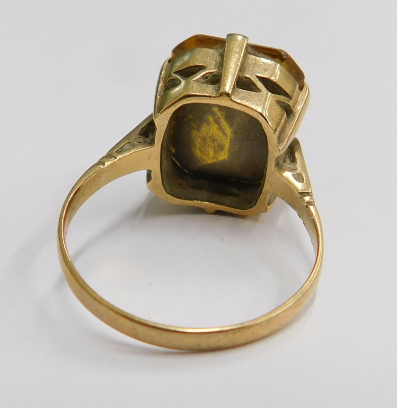A 9ct gold dress ring, with rectangular citrine stone, in a six claw setting, on a raised shank, wit - Bild 2 aus 2