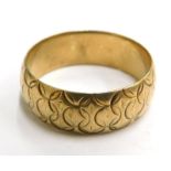 A 9ct gold wedding band, of circle etched design, numbered to interior 1142, London, ring size P½, 4