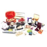 A large group of modern costume jewellery, brooches, earrings, dress jewellery, pendants, etc. (1 tr