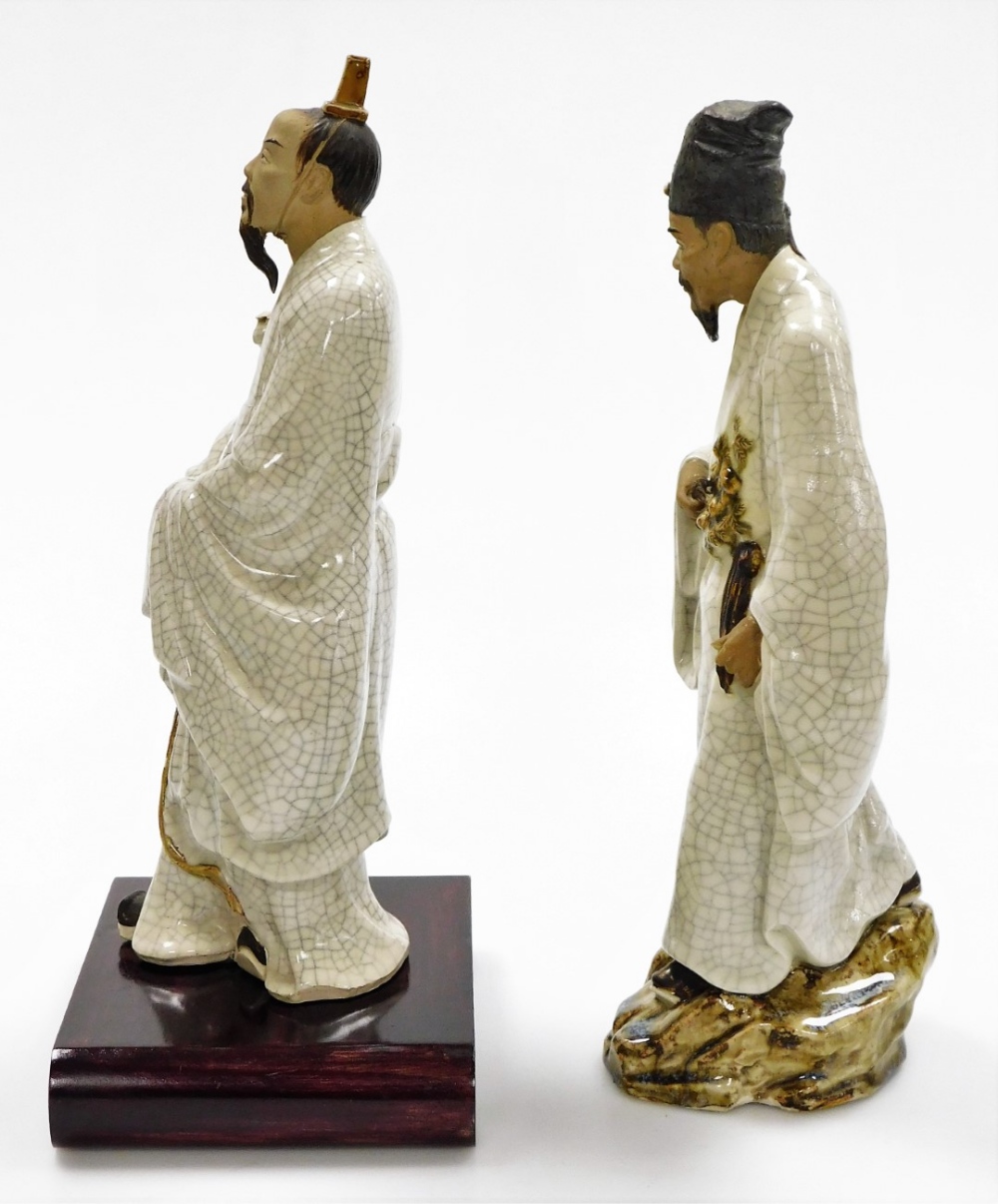 Two Chinese terracotta and white crackle glazed "mudmen" figures, including a figure of a man holdin - Bild 2 aus 8