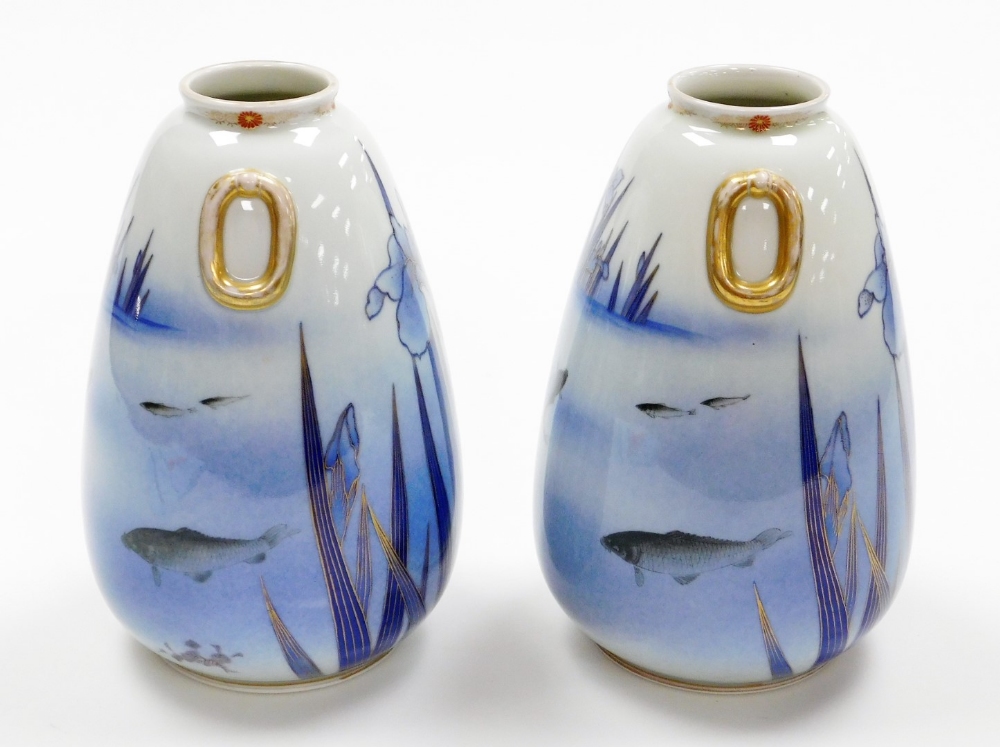 A pair of Japanese vases, each with gilt applied handles and a floral stemmed rim, on a blue wash gr - Bild 4 aus 6