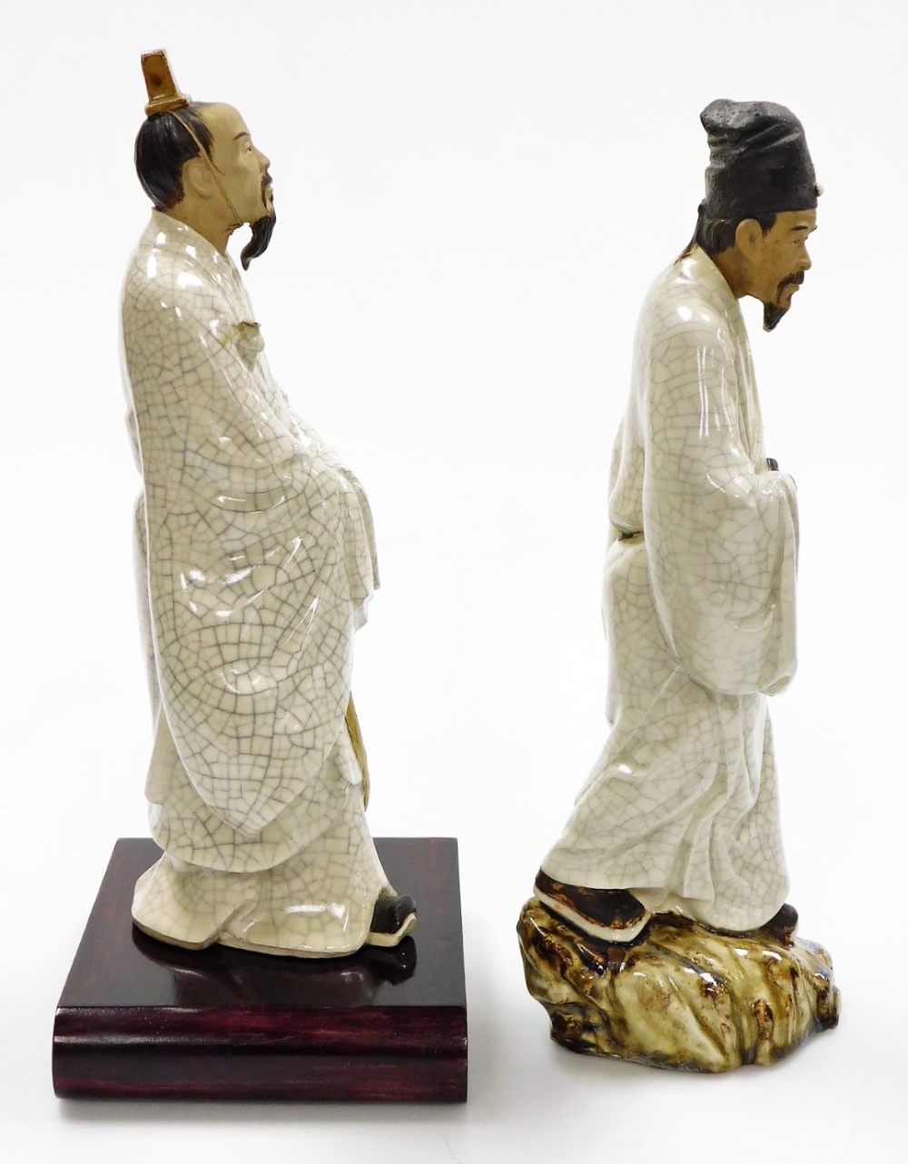 Two Chinese terracotta and white crackle glazed "mudmen" figures, including a figure of a man holdin - Bild 4 aus 8