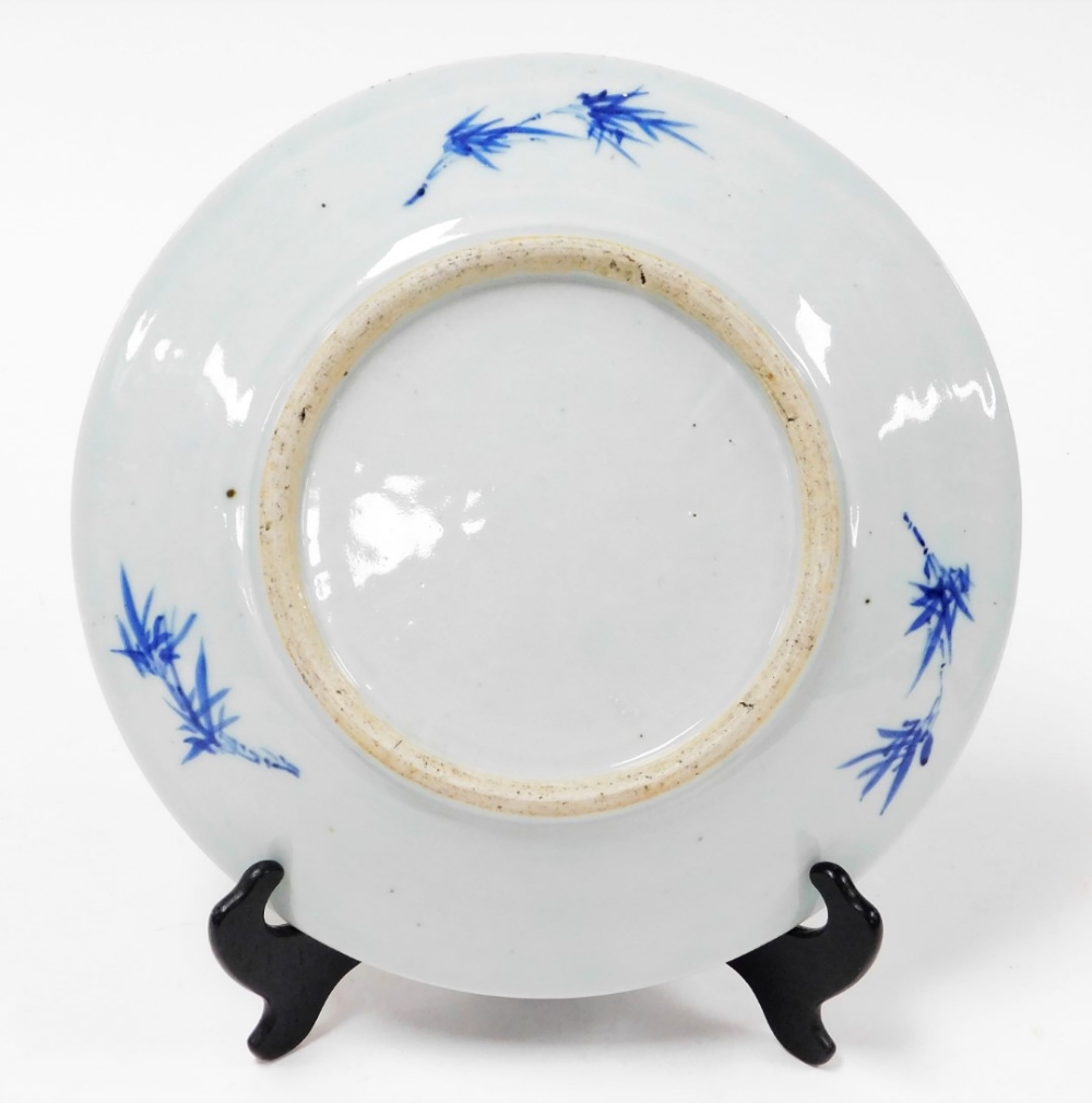 A 19thC Chinese blue and white porcelain charger, with phoenix in flight over peonies, 33cm diameter - Bild 2 aus 2