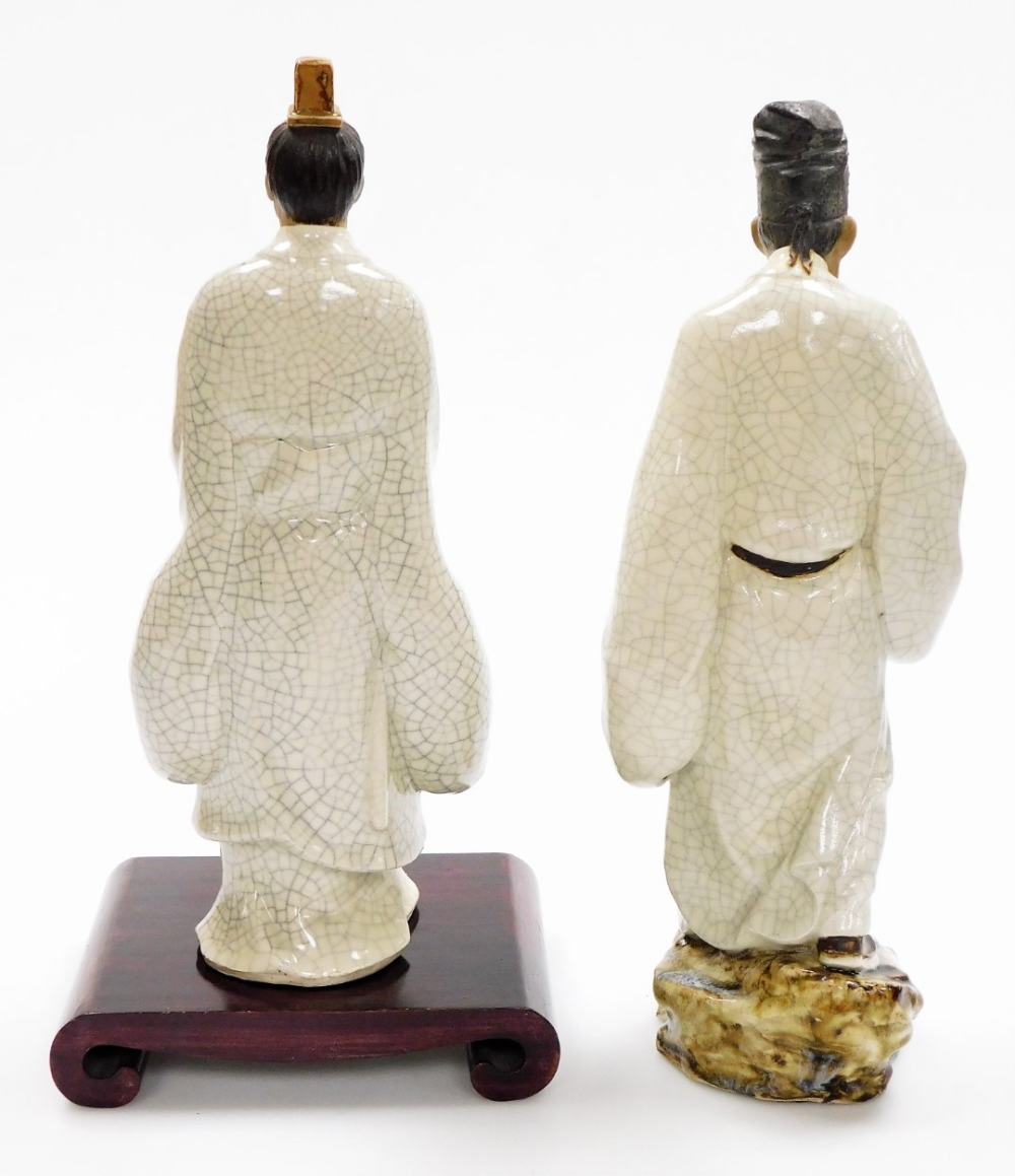 Two Chinese terracotta and white crackle glazed "mudmen" figures, including a figure of a man holdin - Bild 3 aus 8