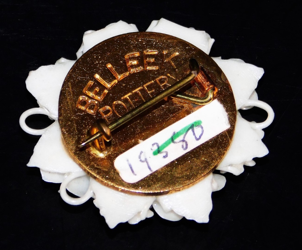 A Belleek porcelain brooch, decorated with shamrocks and roses, metal pin support, inscribed Belleek - Bild 2 aus 2