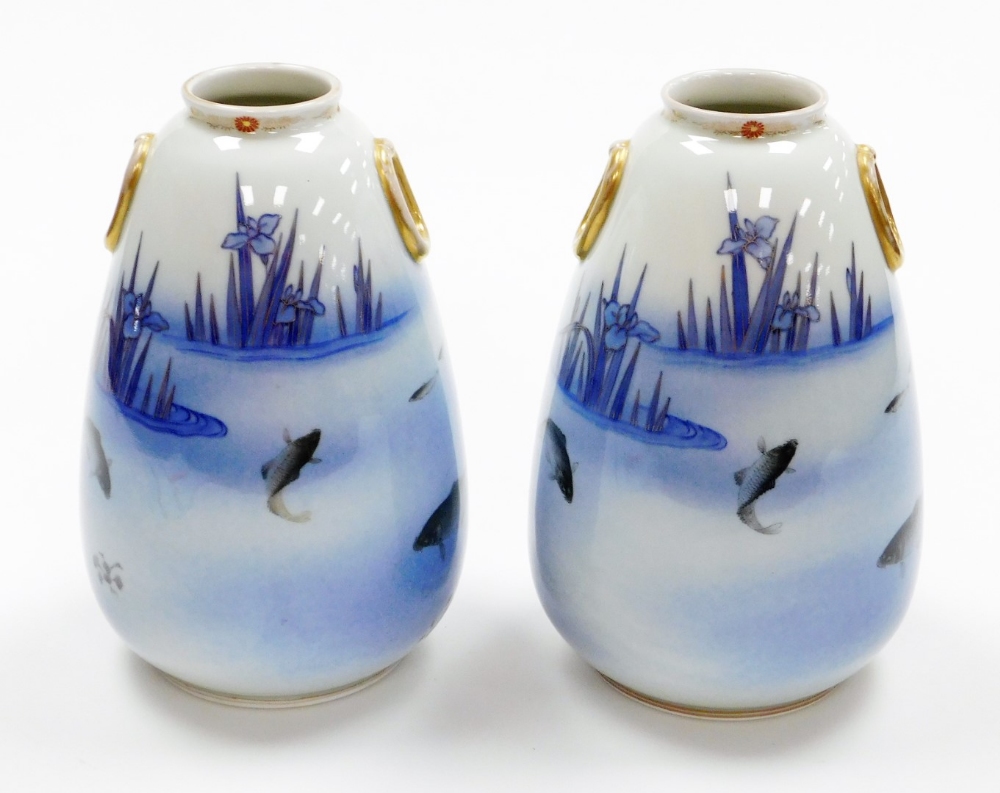 A pair of Japanese vases, each with gilt applied handles and a floral stemmed rim, on a blue wash gr - Bild 3 aus 6