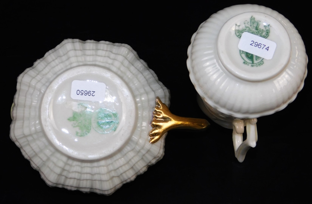 A group of first green mark Belleek wares, comprising of Tridacna creamer with yellow band and gilt - Bild 5 aus 5