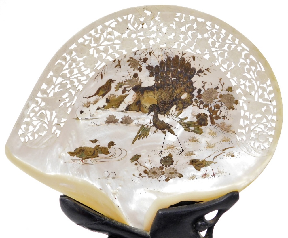 A pair of Chinese pierced and carved mother of pearl shells, decorated in lacquer with birds and flo - Bild 2 aus 6