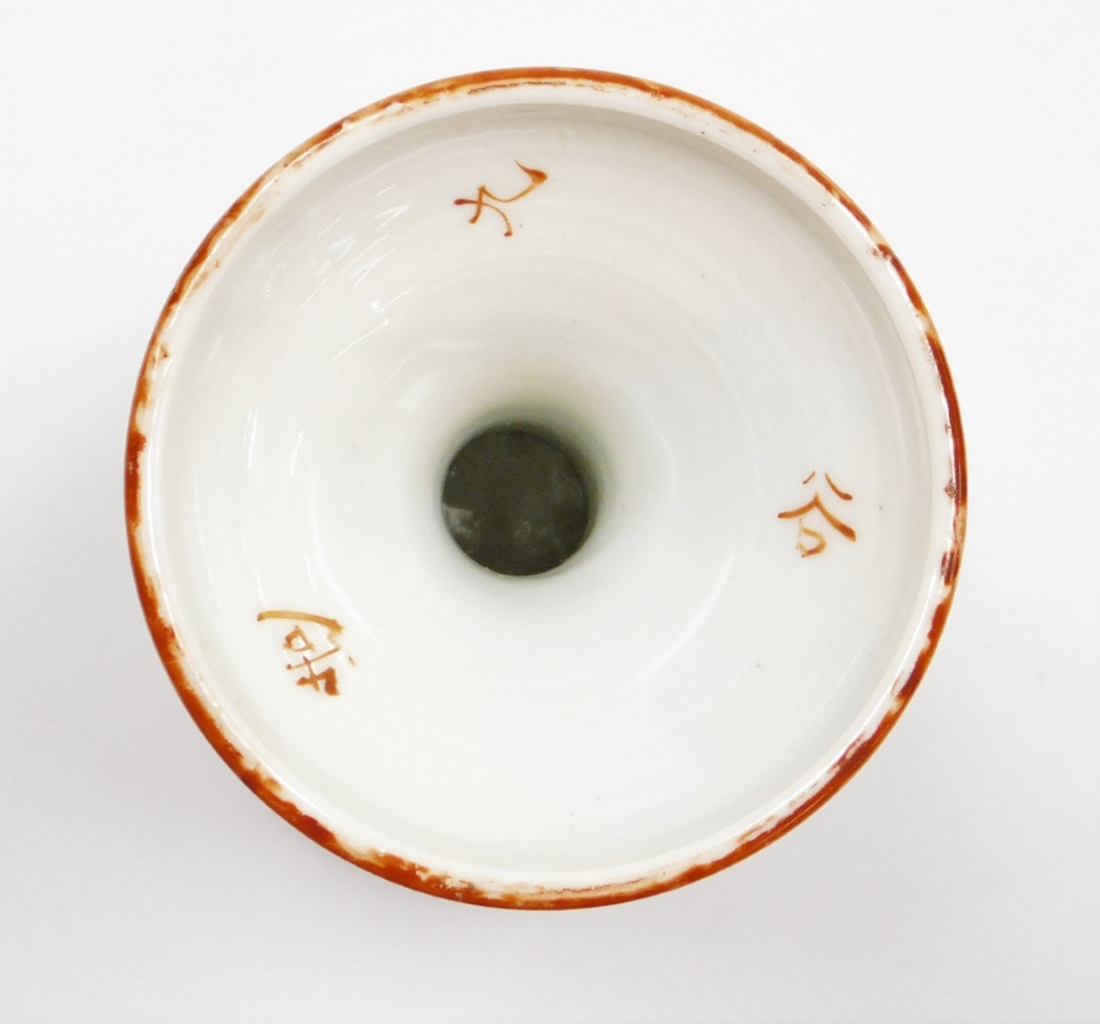A late 19thC Japanese Kutani goblet, decorated with seated and dancing figures, in Kutani patterning - Bild 6 aus 6