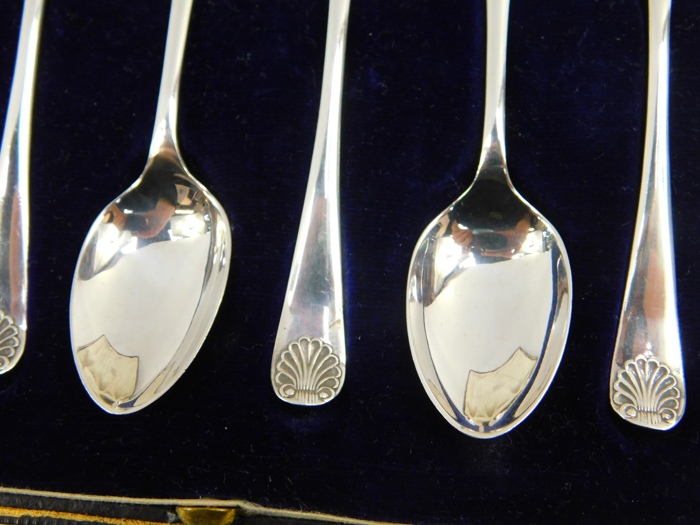 A set of six George V silver shell patterned coffee spoons, cased, Sheffield 1921, 2.35oz. - Image 2 of 4