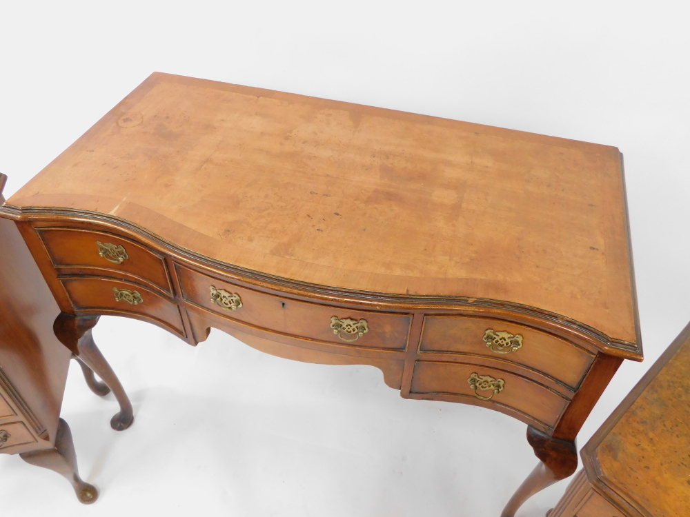 A 20thC mahogany and burr walnut serpentine part bedroom suite, comprising a dressing table, one lon - Image 2 of 5