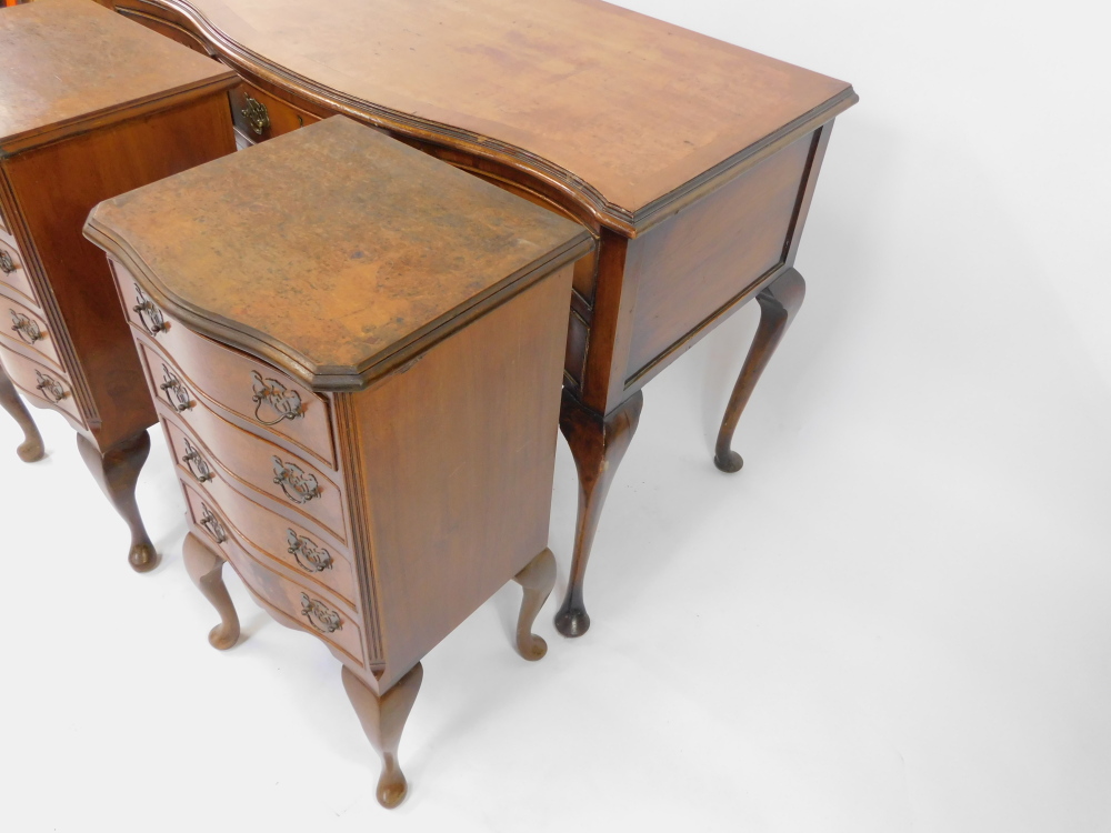 A 20thC mahogany and burr walnut serpentine part bedroom suite, comprising a dressing table, one lon - Image 4 of 5