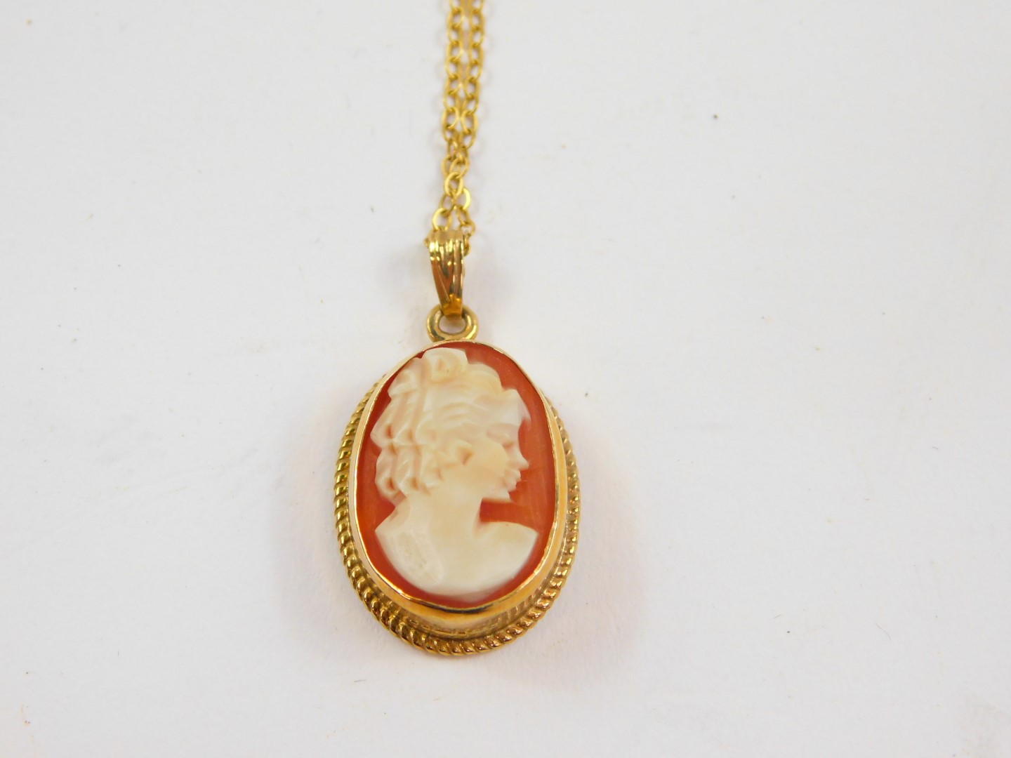 A 9ct gold and shell cameo ring, bust portrait of a lady, size P, and a 9ct gold and shell cameo pen - Image 2 of 6