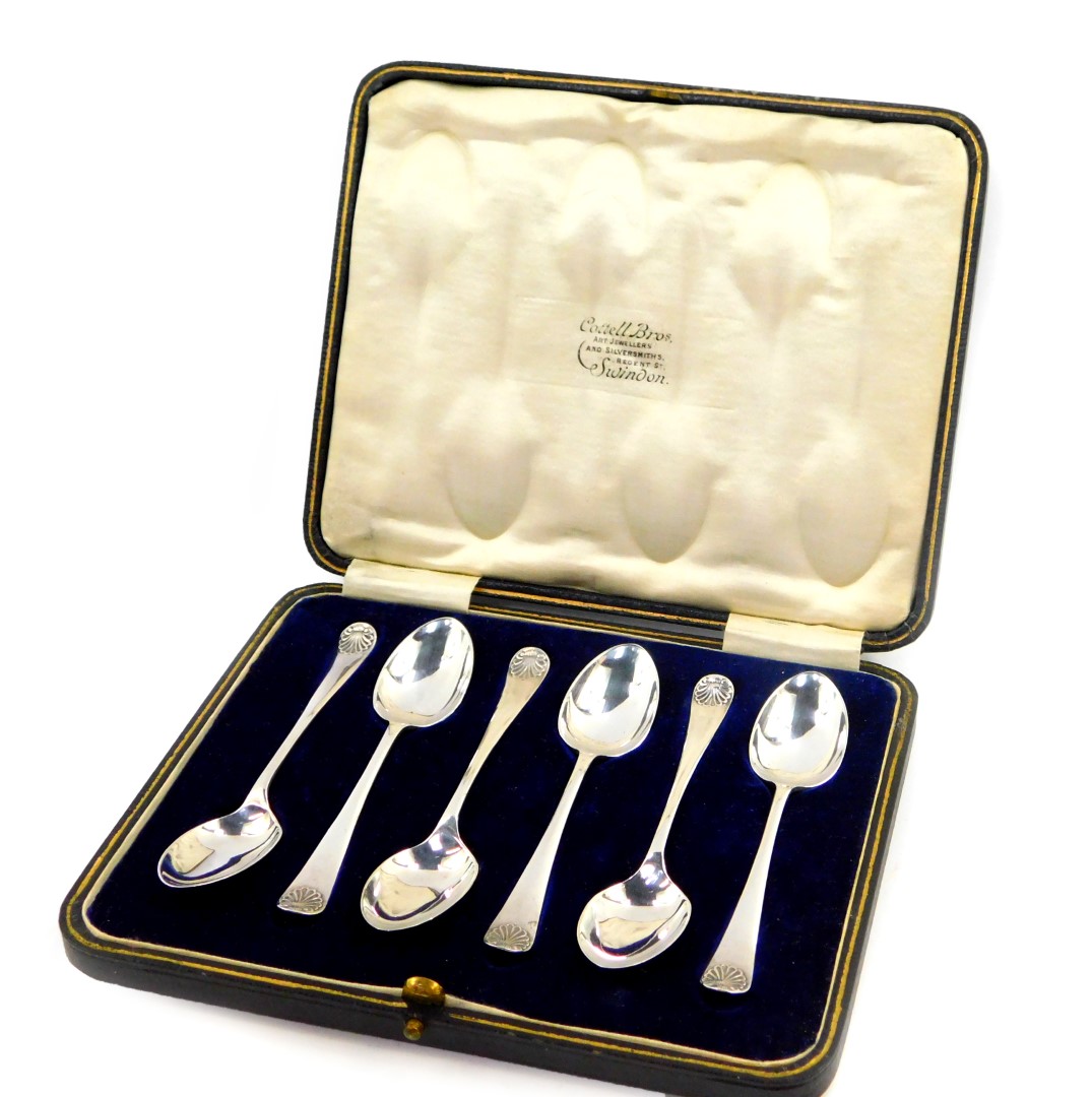 A set of six George V silver shell patterned coffee spoons, cased, Sheffield 1921, 2.35oz.
