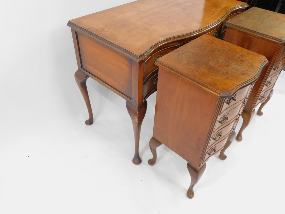 A 20thC mahogany and burr walnut serpentine part bedroom suite, comprising a dressing table, one lon - Image 5 of 5