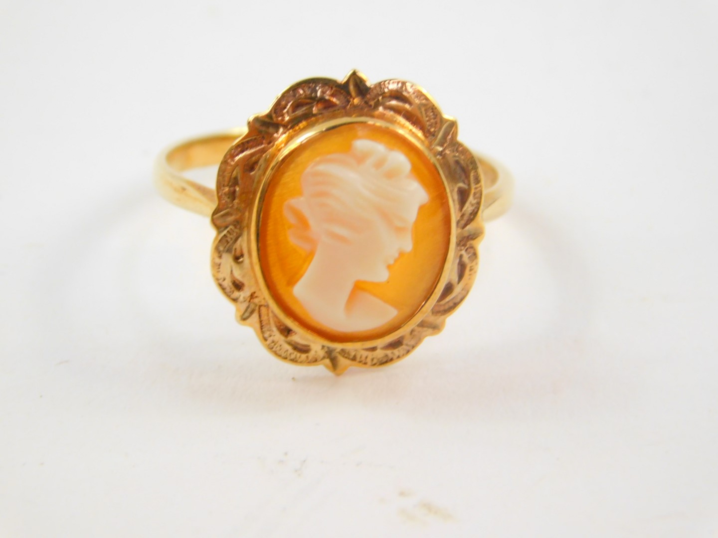 A 9ct gold and shell cameo ring, bust portrait of a lady, size P, and a 9ct gold and shell cameo pen - Image 5 of 6