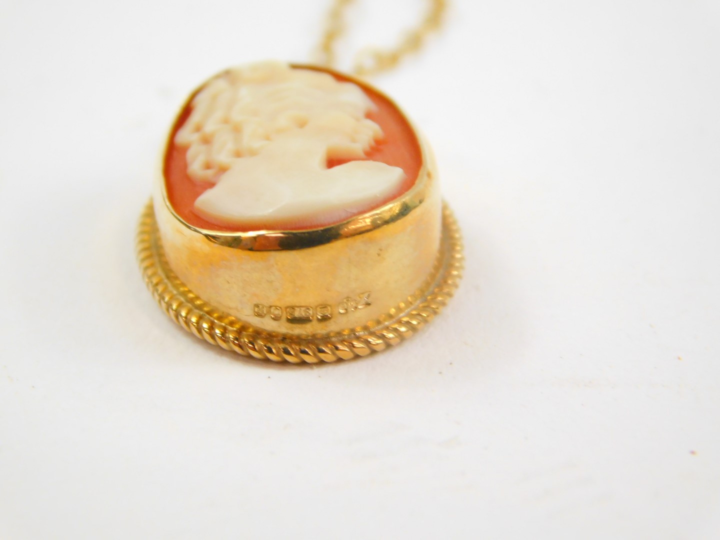 A 9ct gold and shell cameo ring, bust portrait of a lady, size P, and a 9ct gold and shell cameo pen - Image 4 of 6