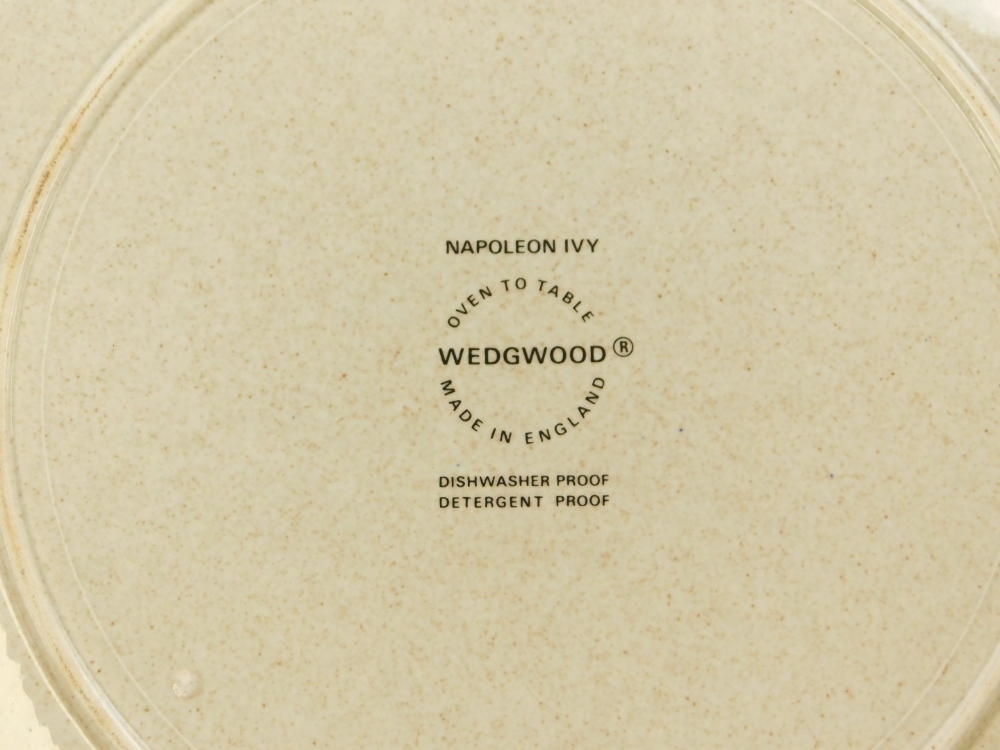 A Wedgwood Napoleon Ivy pattern part dinner service, comprising six large dinner plates, five side p - Image 3 of 3