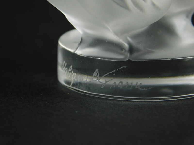 A modern Lalique frosted glass group of two doves, on a circular base, engraved mark to side, 7cm - Image 2 of 2