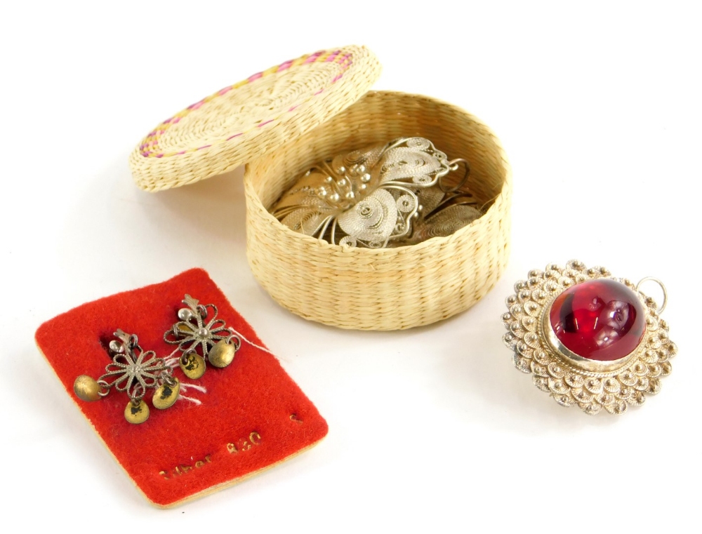 Filigree jewellery, comprising a red cabochon paste stone set brooch, white metal marked 925, 3.