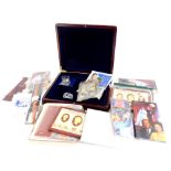 A small collection of commemorative coins, to include Queen Elizabeth Queen Mother Centenary