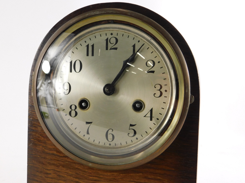 An early 20thC oak mantel clock, with an arched top and silver dial, 26cm high. - Bild 2 aus 3