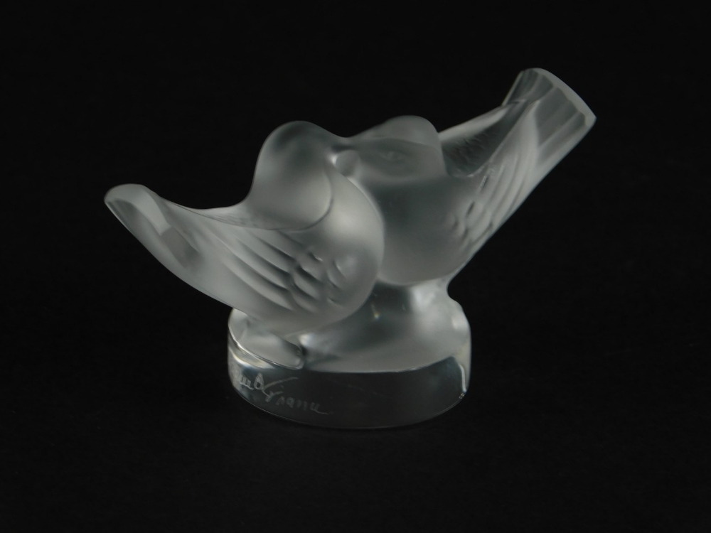 A modern Lalique frosted glass group of two doves, on a circular base, engraved mark to side, 7cm