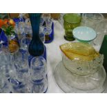 A quantity of glassware, to include glass tankards, drinking glasses, vases, plates, Murano glass