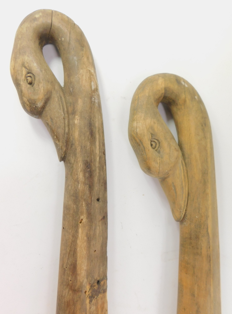 A pair of vintage wooden posts, carved with the head of a swan, 90cm high. - Bild 2 aus 2