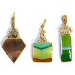 Three 9ct gold stone set pendants/fobs, comprising one of diamond shaped design set with polished bl
