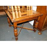 A 1930s oak draw leaf dining table.