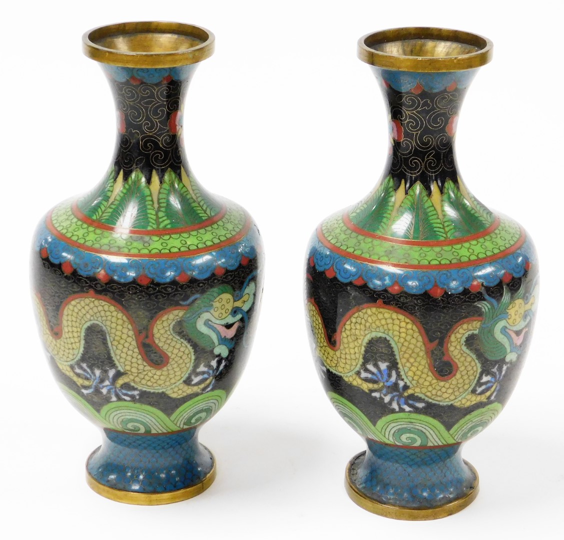 A pair of cloisonné vases, each decorated on a blue and black ground with dragons, 23cm high. (AF) - Bild 2 aus 8
