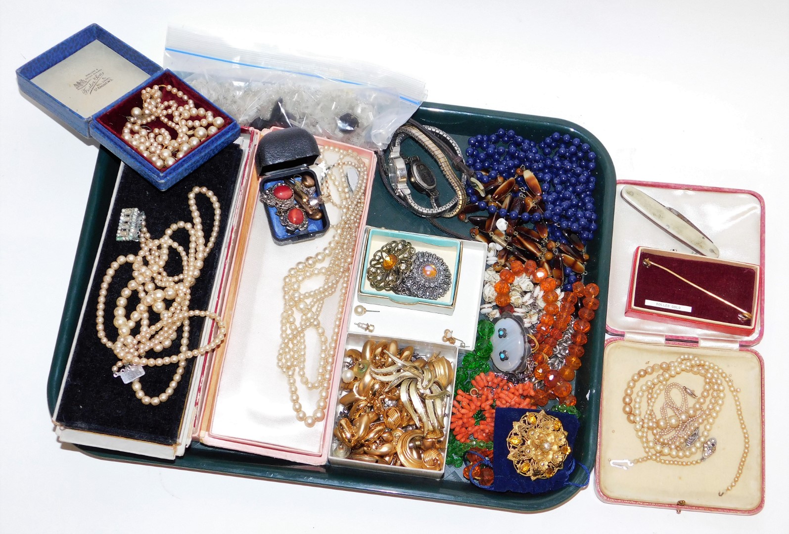 A group of costume jewellery, wristwatches, faux pearl necklaces, brooches, etc. (1 tray)