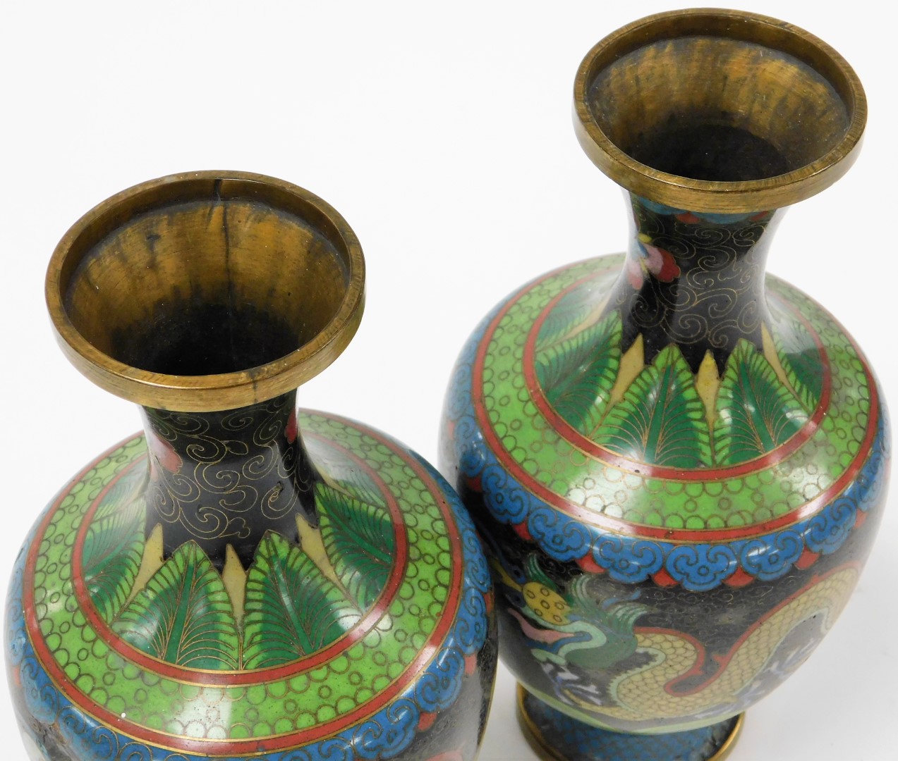 A pair of cloisonné vases, each decorated on a blue and black ground with dragons, 23cm high. (AF) - Bild 5 aus 8