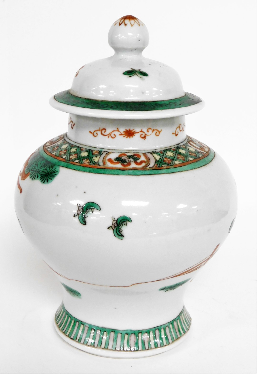 A Chinese ginger jar and cover, heavily decorated with green and red borders, and figures under tree - Bild 3 aus 8