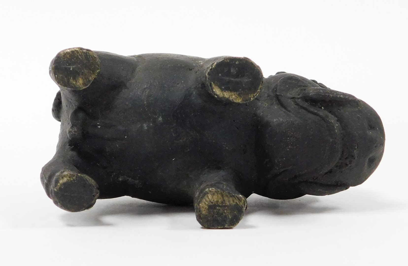 A Chinese bronze pig, 7cm high. - Bild 3 aus 3