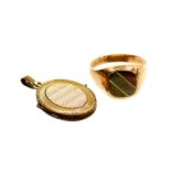 Two items of jewellery, to include a gentleman's signet ring, with tri-colour etched design ring hea