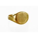 A 9ct gold gent's signet ring, with plain oval shield, ring size O, 2.8g.