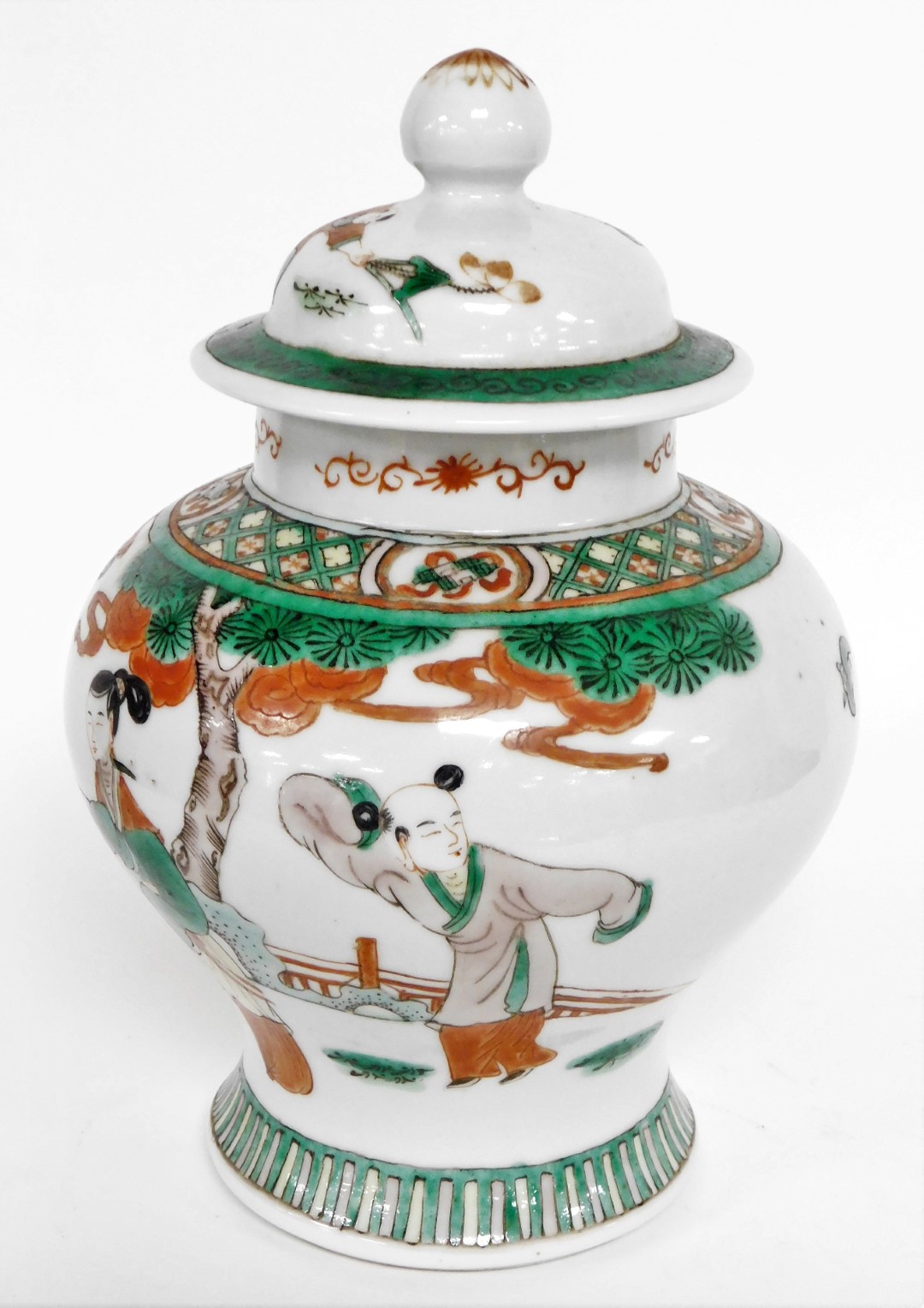 A Chinese ginger jar and cover, heavily decorated with green and red borders, and figures under tree - Bild 2 aus 8