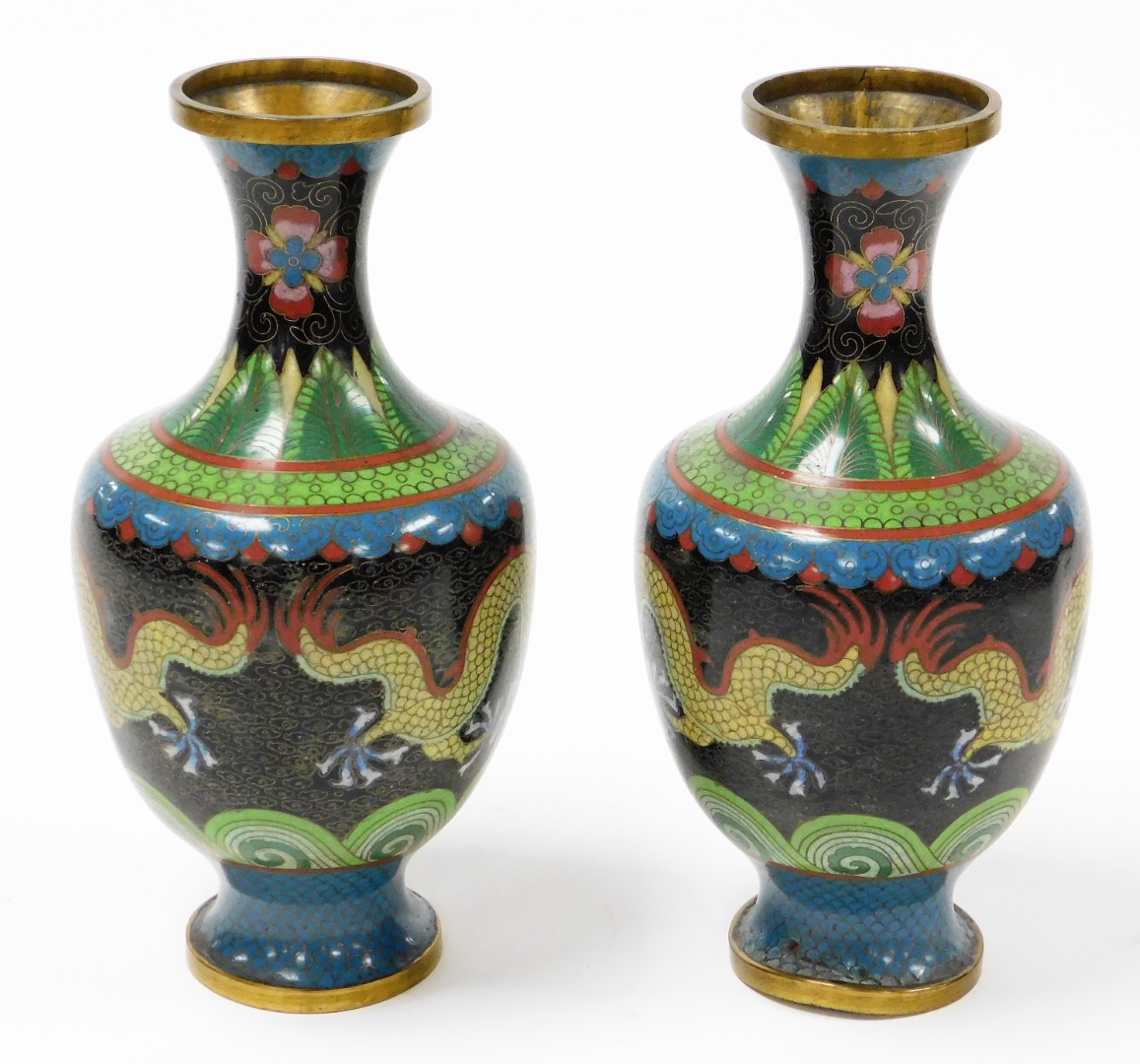 A pair of cloisonné vases, each decorated on a blue and black ground with dragons, 23cm high. (AF) - Bild 3 aus 8