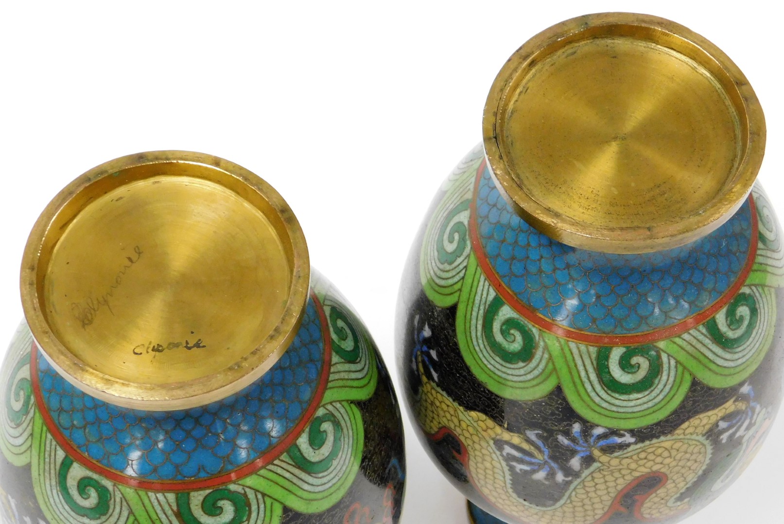 A pair of cloisonné vases, each decorated on a blue and black ground with dragons, 23cm high. (AF) - Bild 6 aus 8