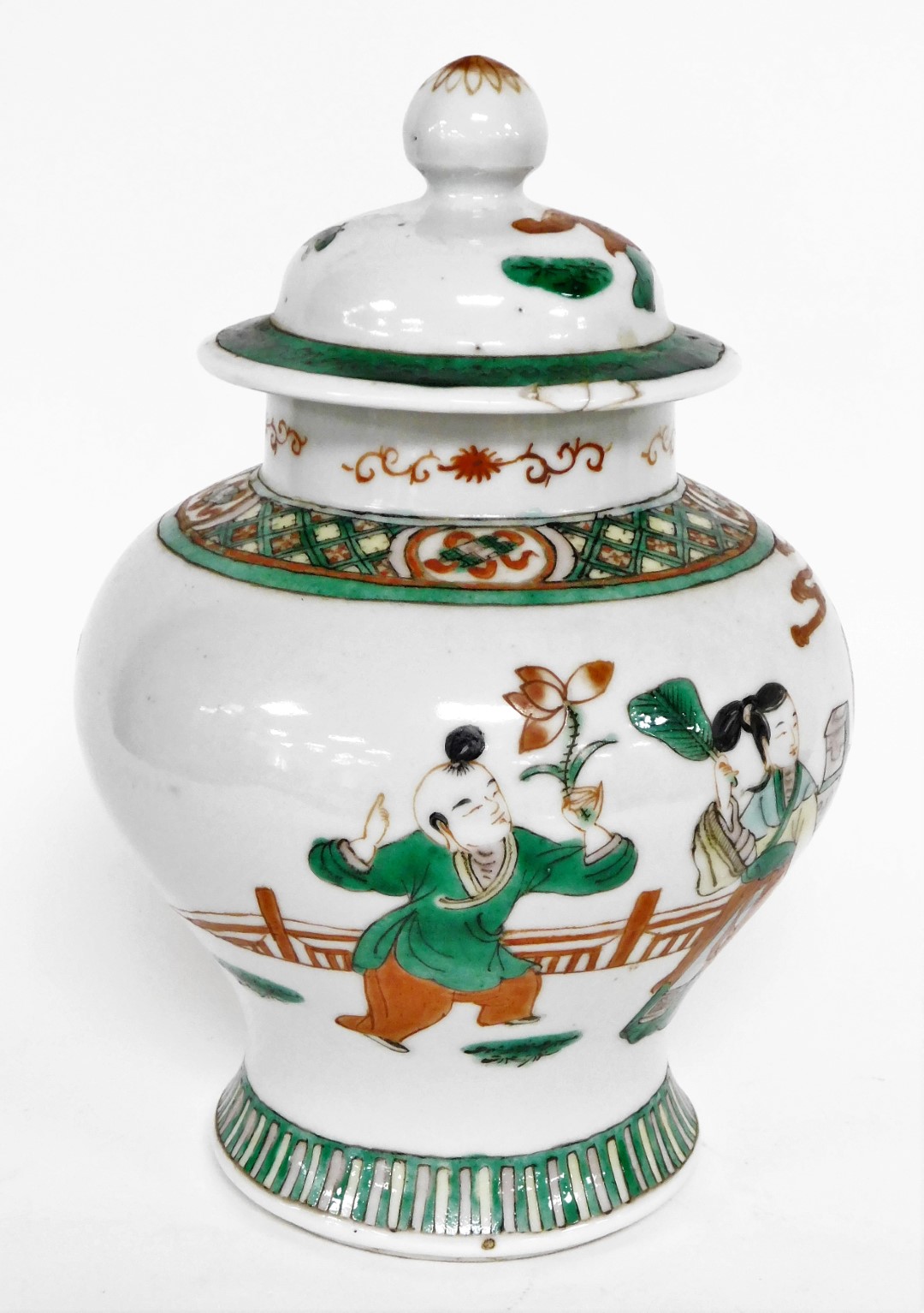 A Chinese ginger jar and cover, heavily decorated with green and red borders, and figures under tree - Bild 4 aus 8