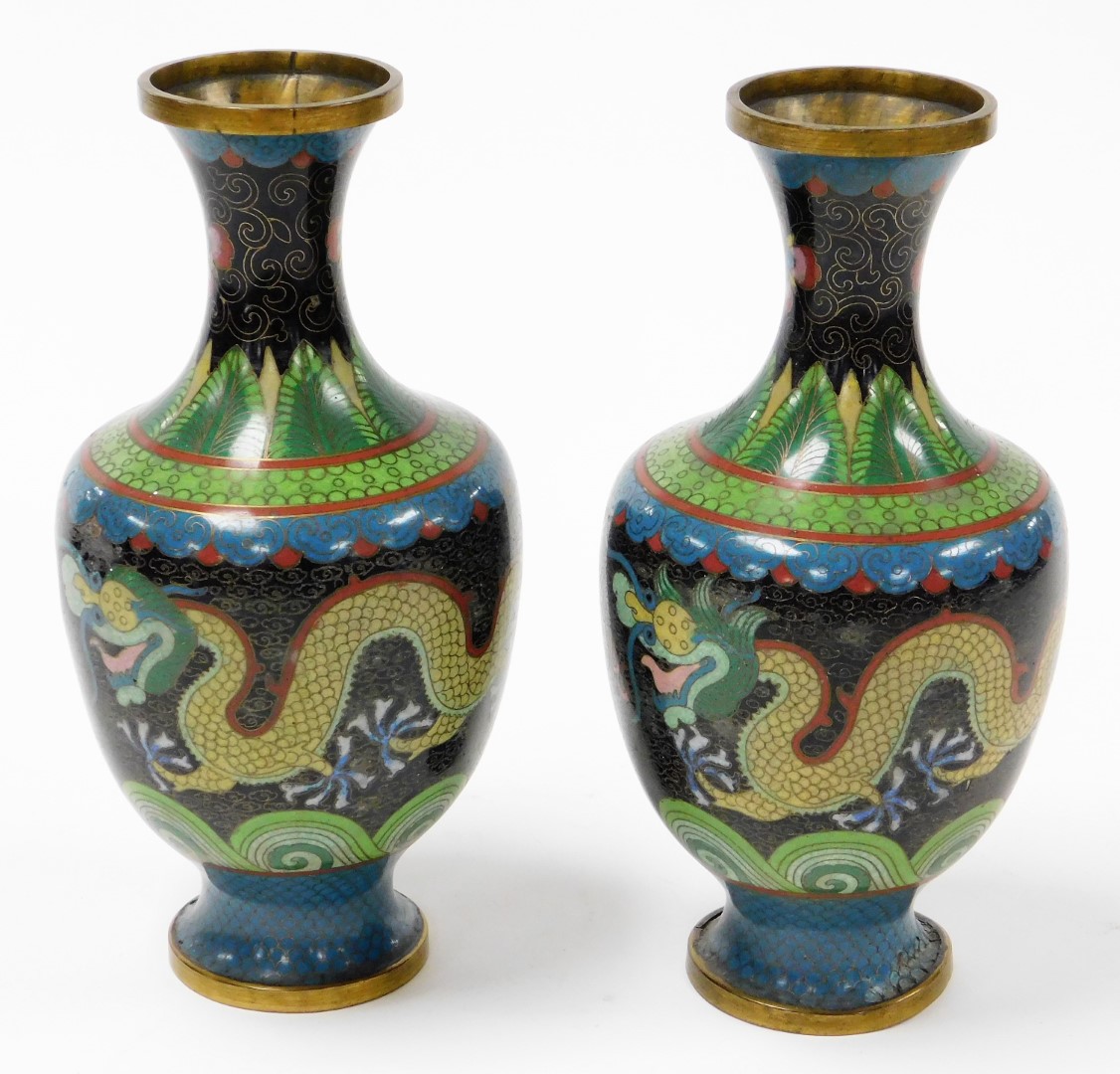 A pair of cloisonné vases, each decorated on a blue and black ground with dragons, 23cm high. (AF) - Bild 4 aus 8