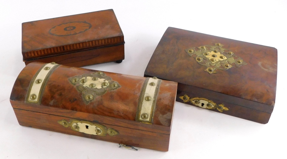 A 19thC satinwood ebony and boxwood strung box, the hinged lid decorated with an oval patera (AF), 2