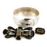 A group of jewellery, to include a silver bangle, with feather edged detailing, a silver faux brooch