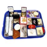 A group of modern costume jewellery, to include Trifari, Eisenberg, compact mirrors, tie clips, broo